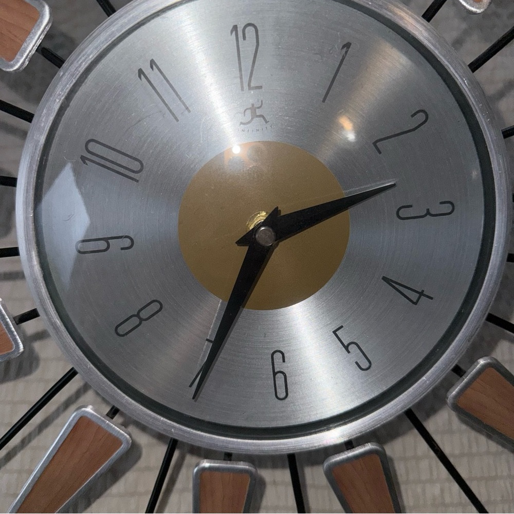 SOLD!! 🛑 MCM Repro Infinity Instruments Starburst Clock - Picture 5 of 8